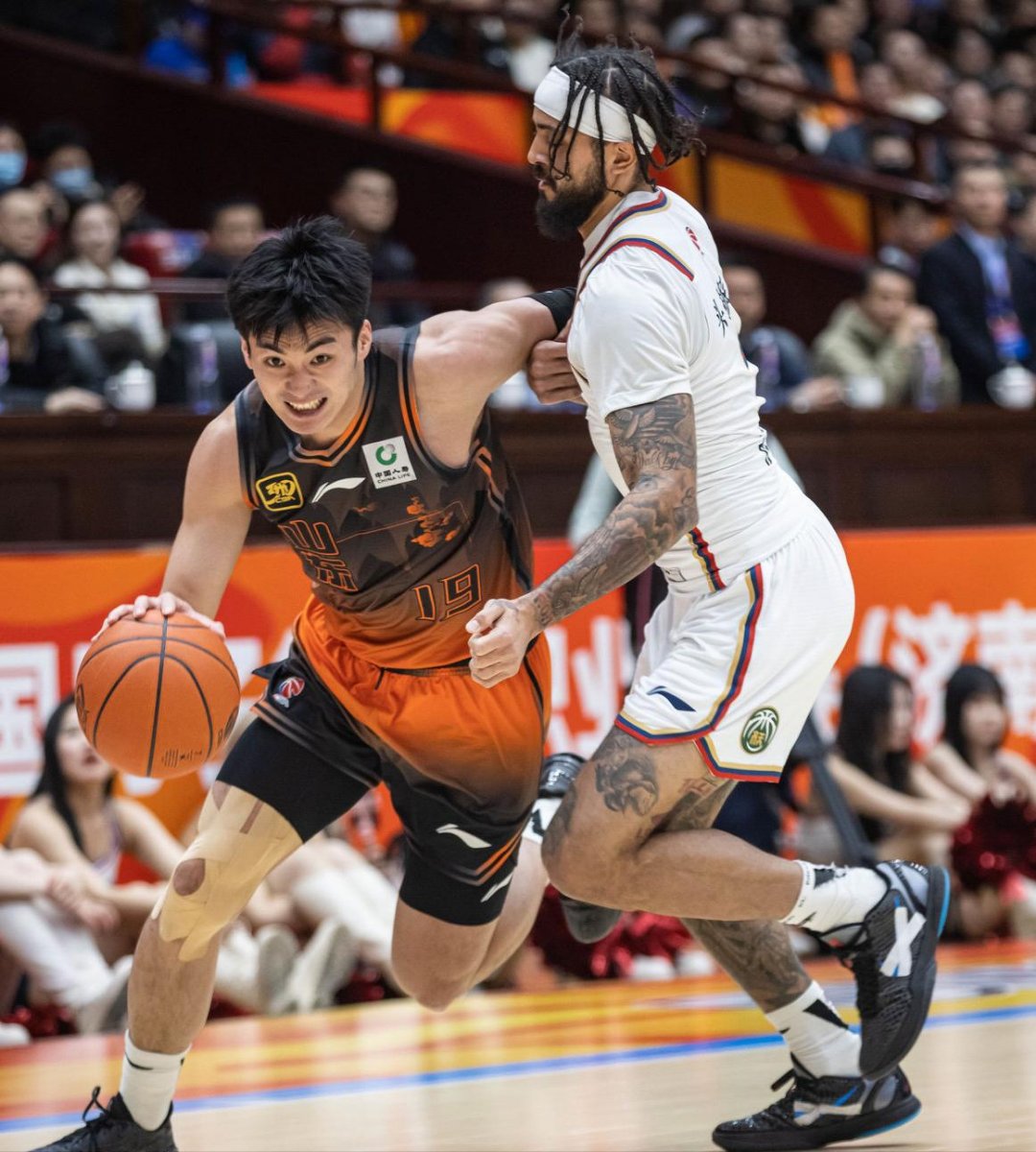 乐鱼体育leyu-包含CBA季后赛冲刺阶段走向成谜，上海海港门线救险，话题不断，更衣室氛围转暖的词条-乐鱼体育leyu